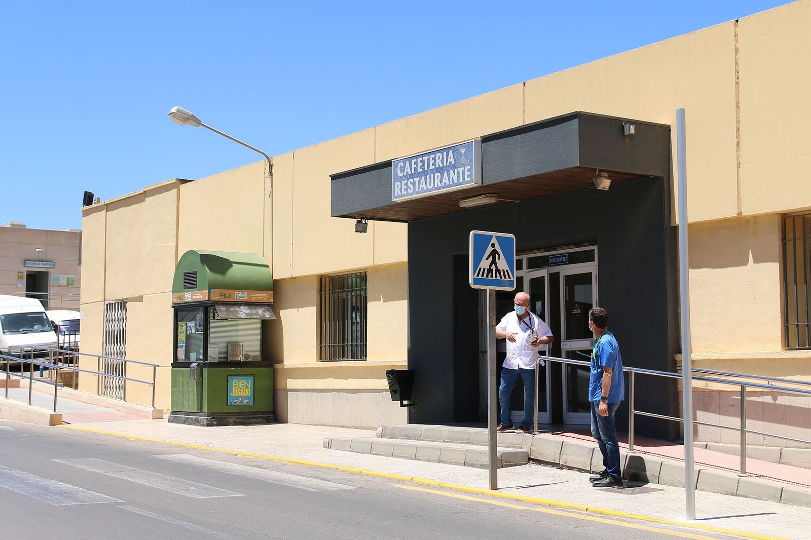 Fachadad de la cafetería del Hospital Universitario Torrecárdenas, ya sin el ajetreo de hace unas semanas.