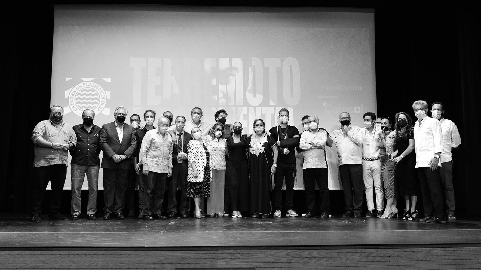 El delegado de Cultura, junto a miembros de la familia Terremoto, Cátedra, productora y peña Terremoto.