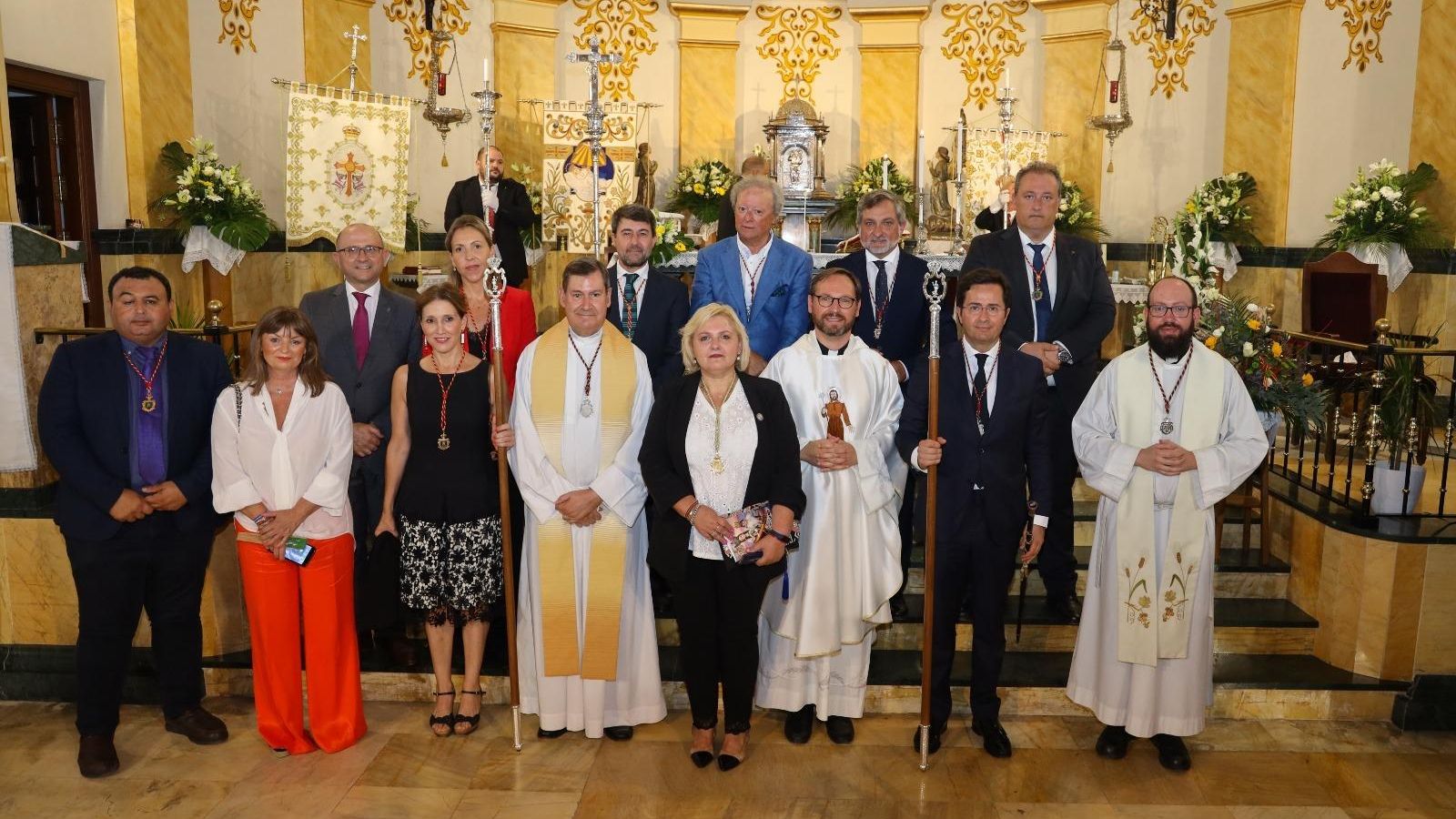 La Corporación de El Ejido preparada para la procesión.