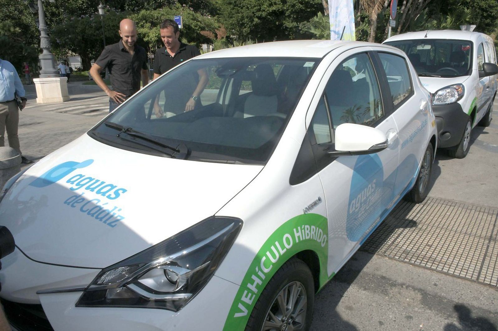 González y Álvaro de la Fuente observan uno de los nuevos vehículos.