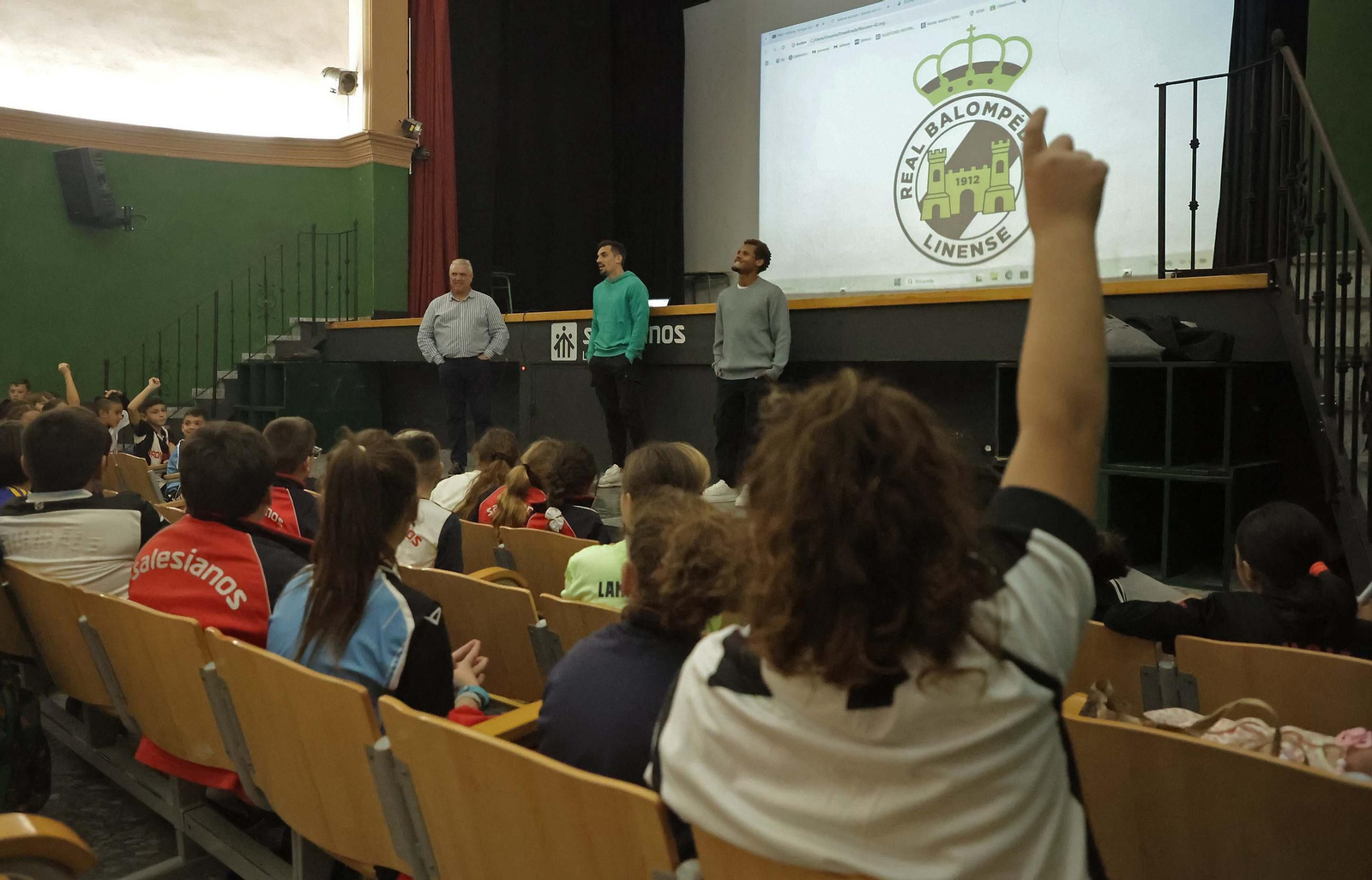 Las fotos de la visita de los jugadores de la Balona al colegio Salesianos de La Línea