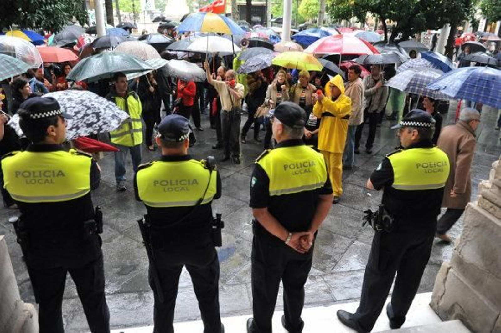 Vallan la entrada al Ayuntamiento ante las protestas en la puerta