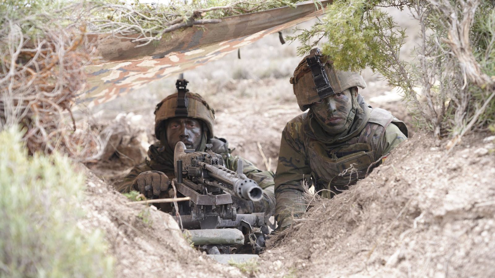 Dos legionarios preparándose para el despliegue.