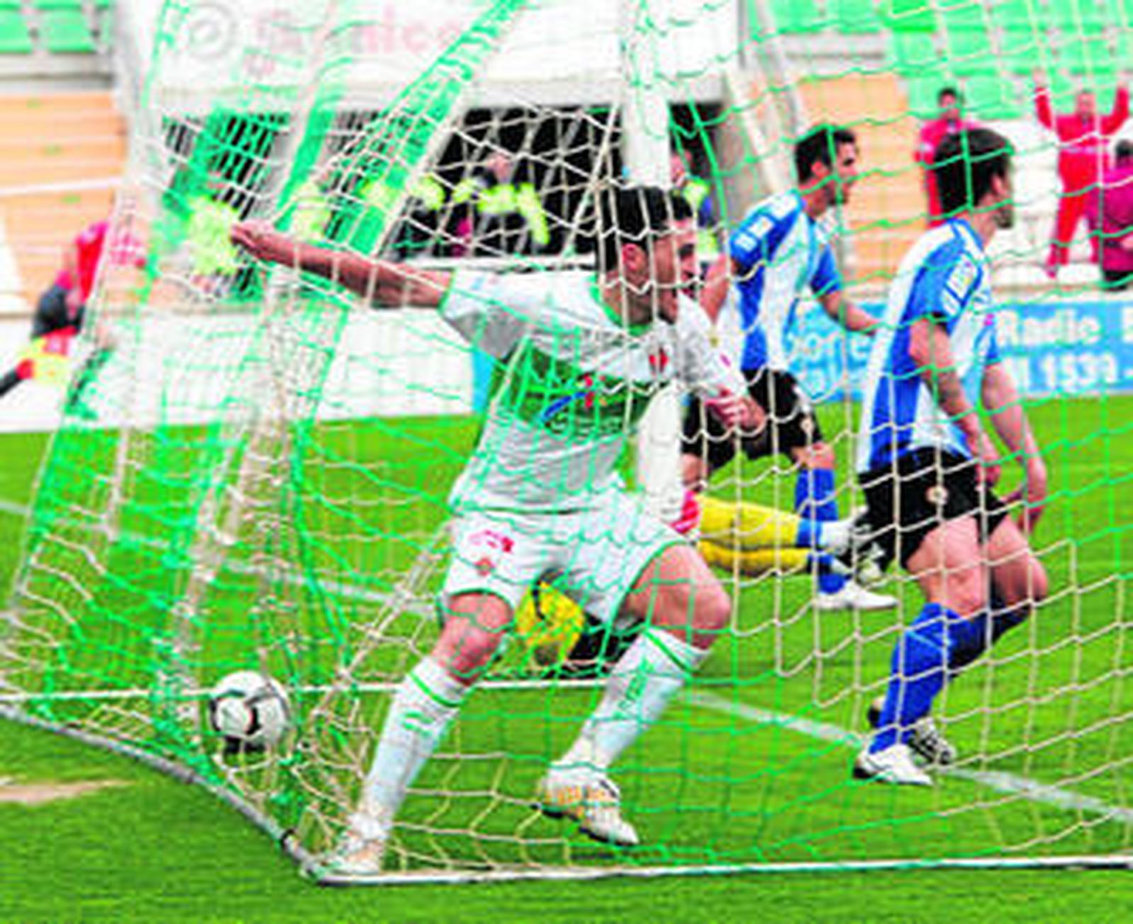 Jorge Molina (i) celebra el gol que marcó el pasado domingo al Hércules.