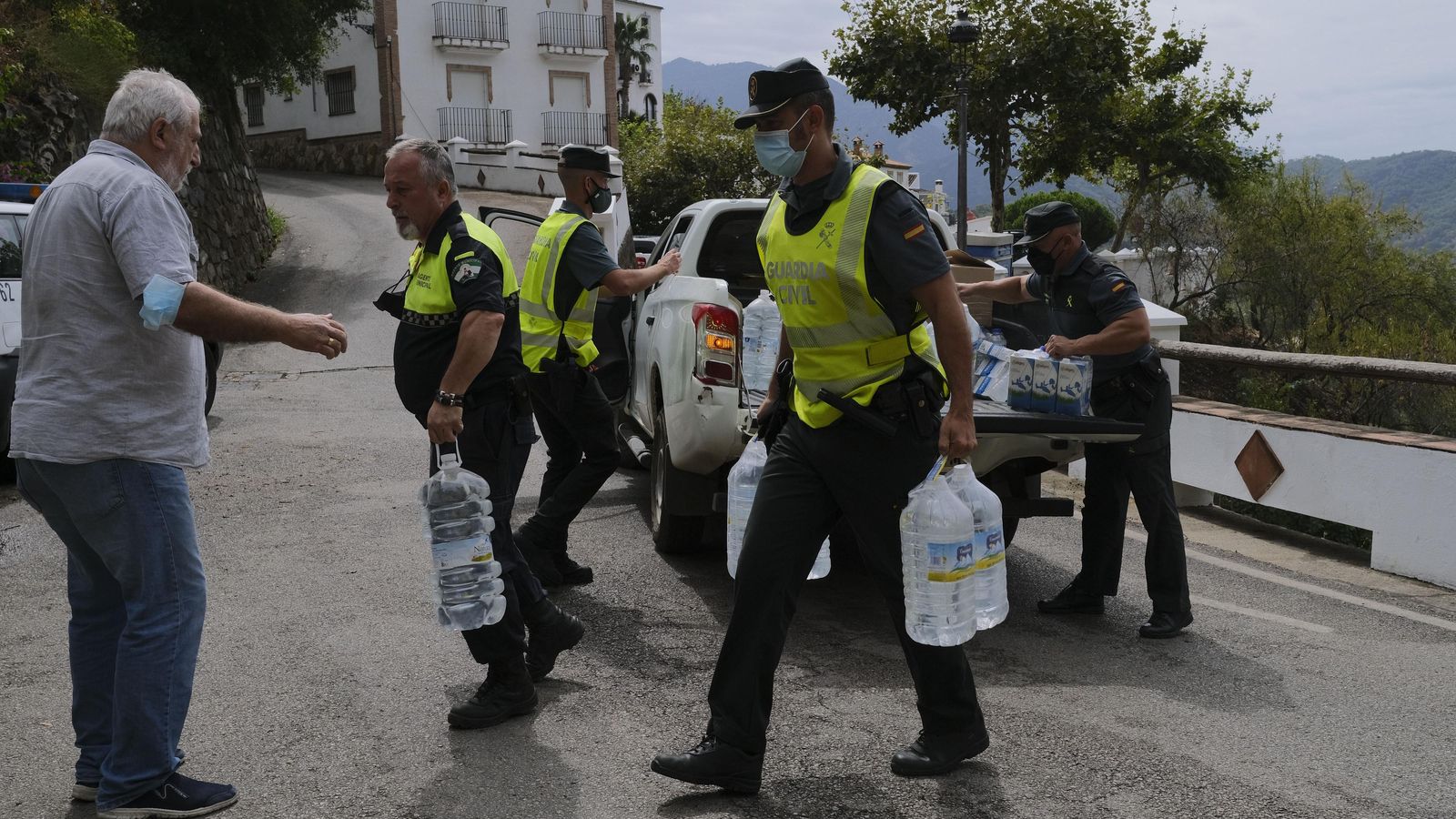 Agua embotellada para los vecinos de Genalguacil Agua embotellada para los vecinos de Genalguacil