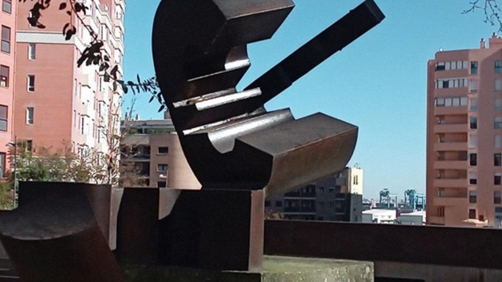 Monumento a la Concordia, en la avenida del Capitán Ontañón, obra de Jaime Pérez Ramos.