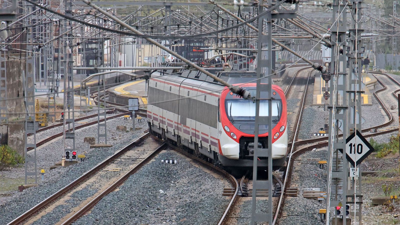 Un tren de Cercanías saliendo de la Estación de Jerez en una imagen retrospectiva.