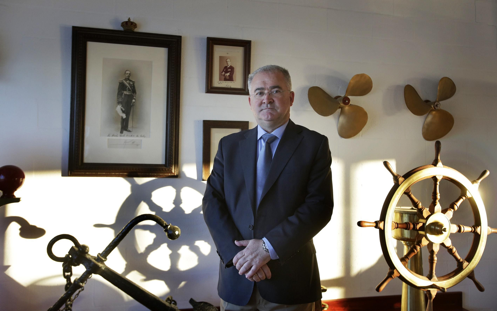 José Luis Rodríguez Martínez posa en la sede social del Real Club Náutico de Cádiz.