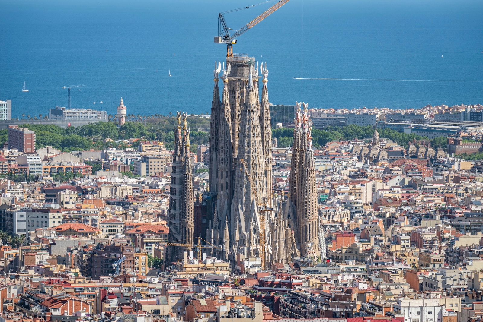 PREMIO NACIONAL: Basílica de la Sagrada Familia. Fabricación y suministro de elementos de piedra natural en la ejecución de las piezas destinadas a las Torres de los Evangelistas (San Mateo, San Marcos, San Lucas y San Juan), la Torre Madre de Dios y la Torre de Jesucristo.