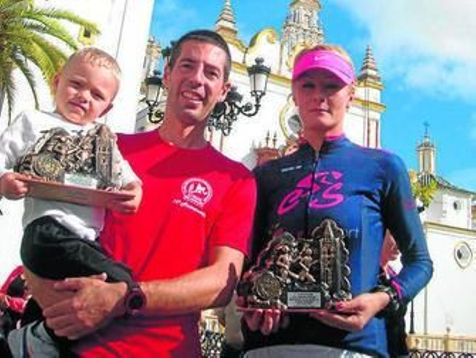 Alberto Millán y Dochia Rus, con sus trofeos al concluir la carrera. Alberto Millán y Dochia Rus, con sus trofeos al concluir la carrera.