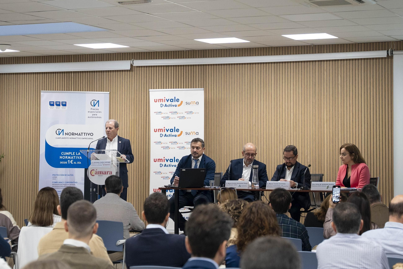 Jerónimo Parra presenta a los ponentes de la jornada 'Evolución de la incapacidad temporal y la siniestralidad en España'..