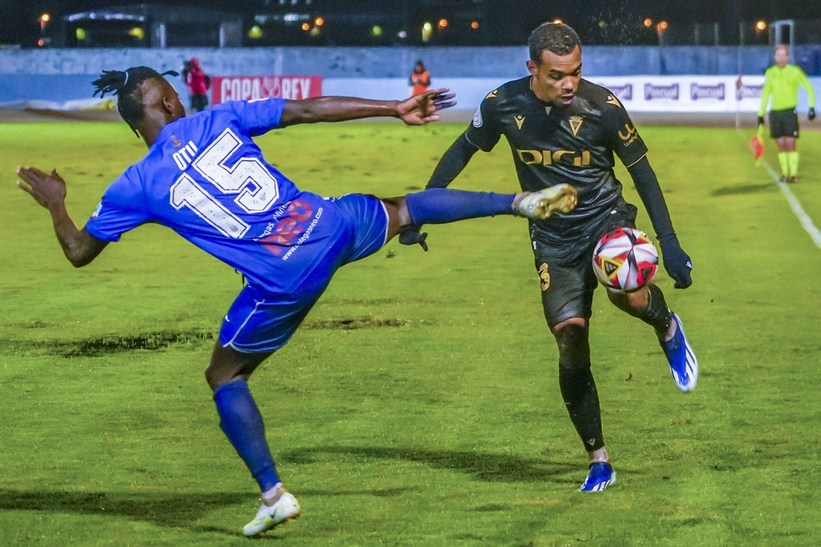 Lucas Pires intenta regatear a Otu.