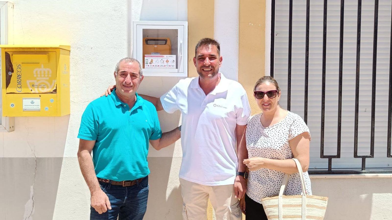 Antoine Nicolás, teniente alcalde de Alcóntar; José Miguel Garrido, enfermero de HospitalHLA Mediterráneo que ha impartido la formación, y María del Carmen Gallego, concejala del Ayuntamiento de la localidad.