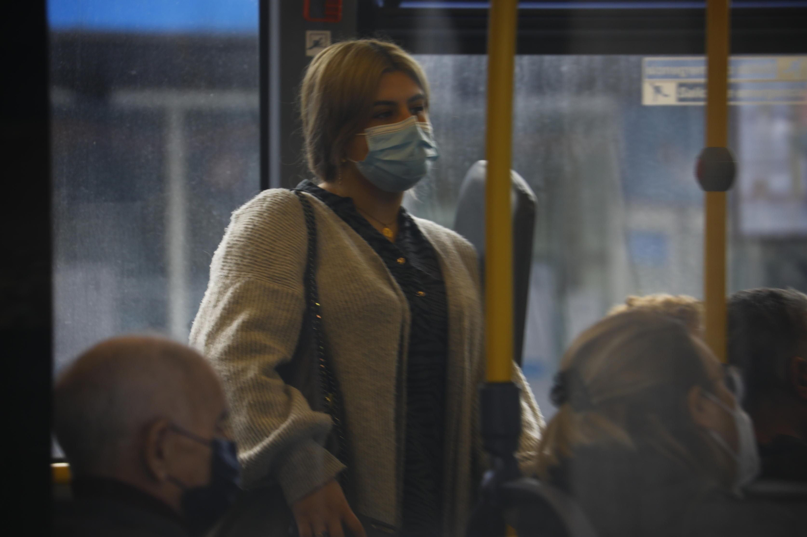 Una mujer protegida con su mascarilla en un autobús.