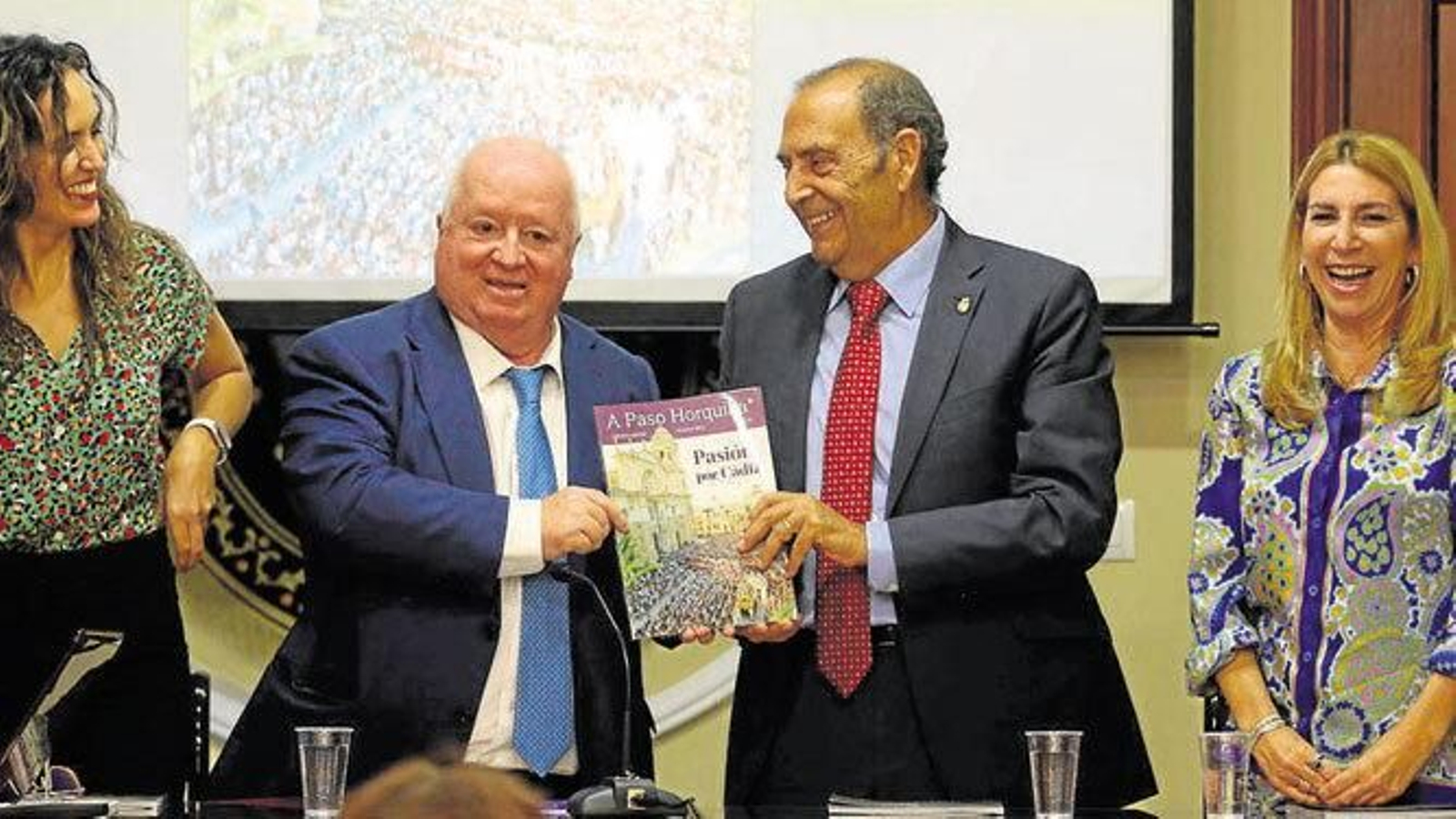 Lola Cazalilla, Carlos Medina, Francisco Muriel e Inmaculada Oliveros, durante la presentación de la revista en el Consejo de Hermandades y Cofradías.