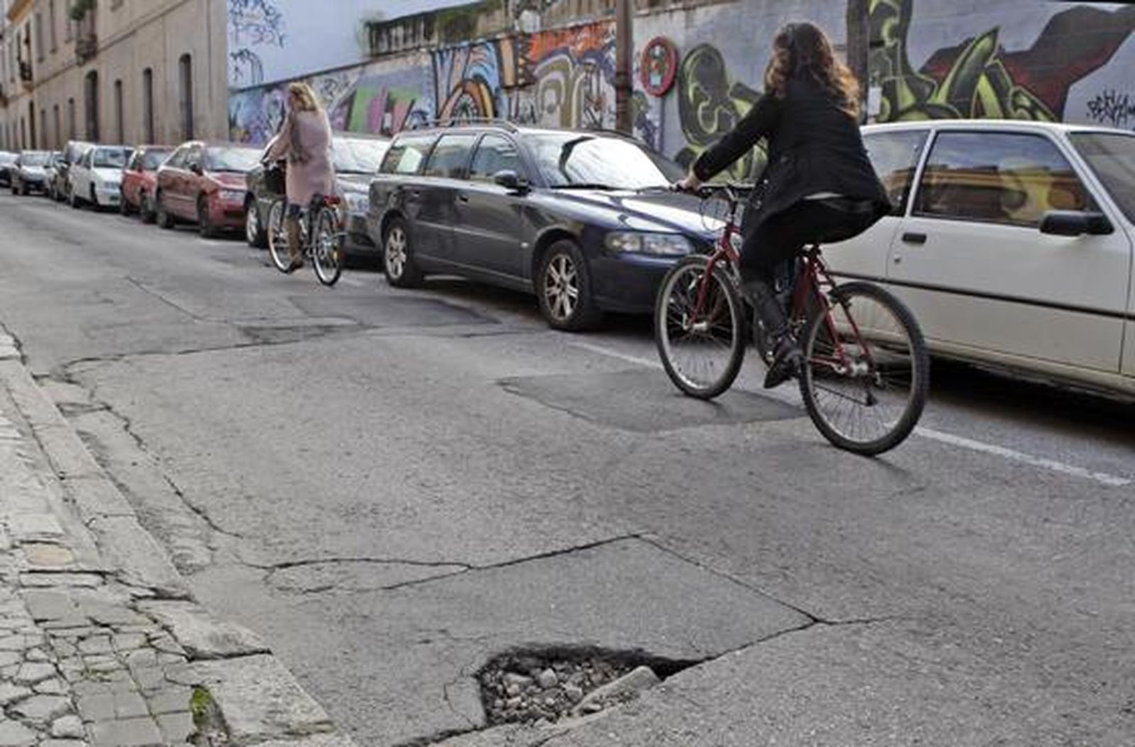 Agujero en la calzada junto al Muro de los Navarros.

Foto: Antonio Pizarro