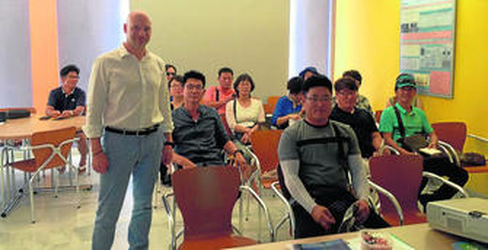 Antonio Belmonte, director del laboratorio de COEXPHAL recibió a los coreanos y les explicó los servicios que ofrece este centro.