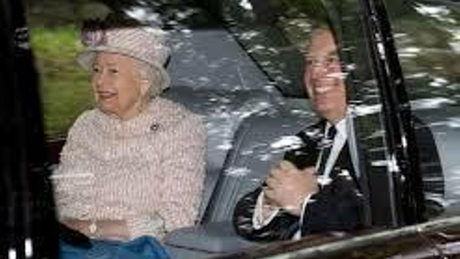 Isabel II, con Andrés, en la foto con la que hace unos días mostró su respaldo a su hijo.