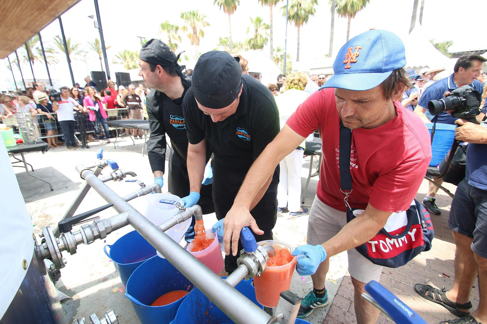 Fotogalería del récord Guinnes del gazpacho más grande del mundo