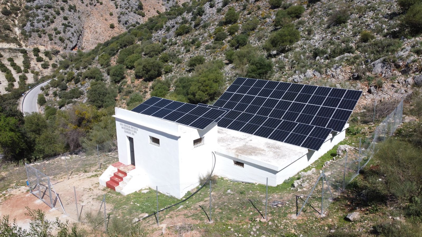 Depósito de agua con la placas solares ya instaladas.