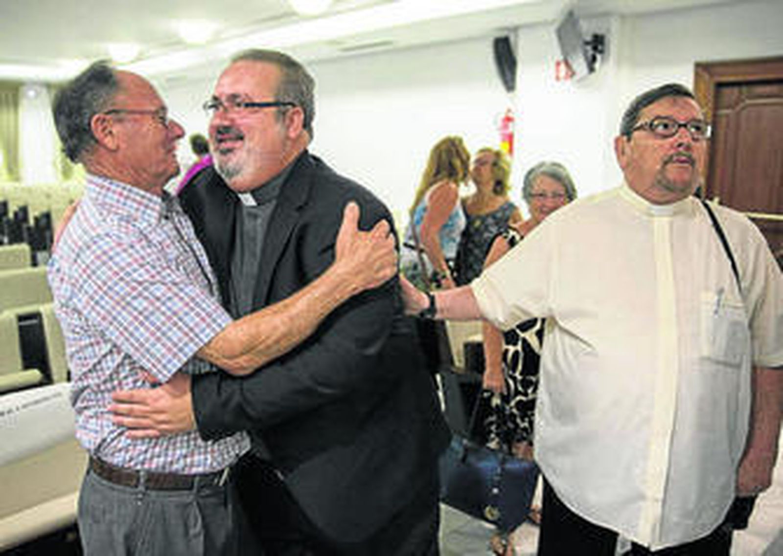 Ramón Tejero recibe las felicitaciones ayer tras ser nombrado Hijo Predilecto de Mijas.