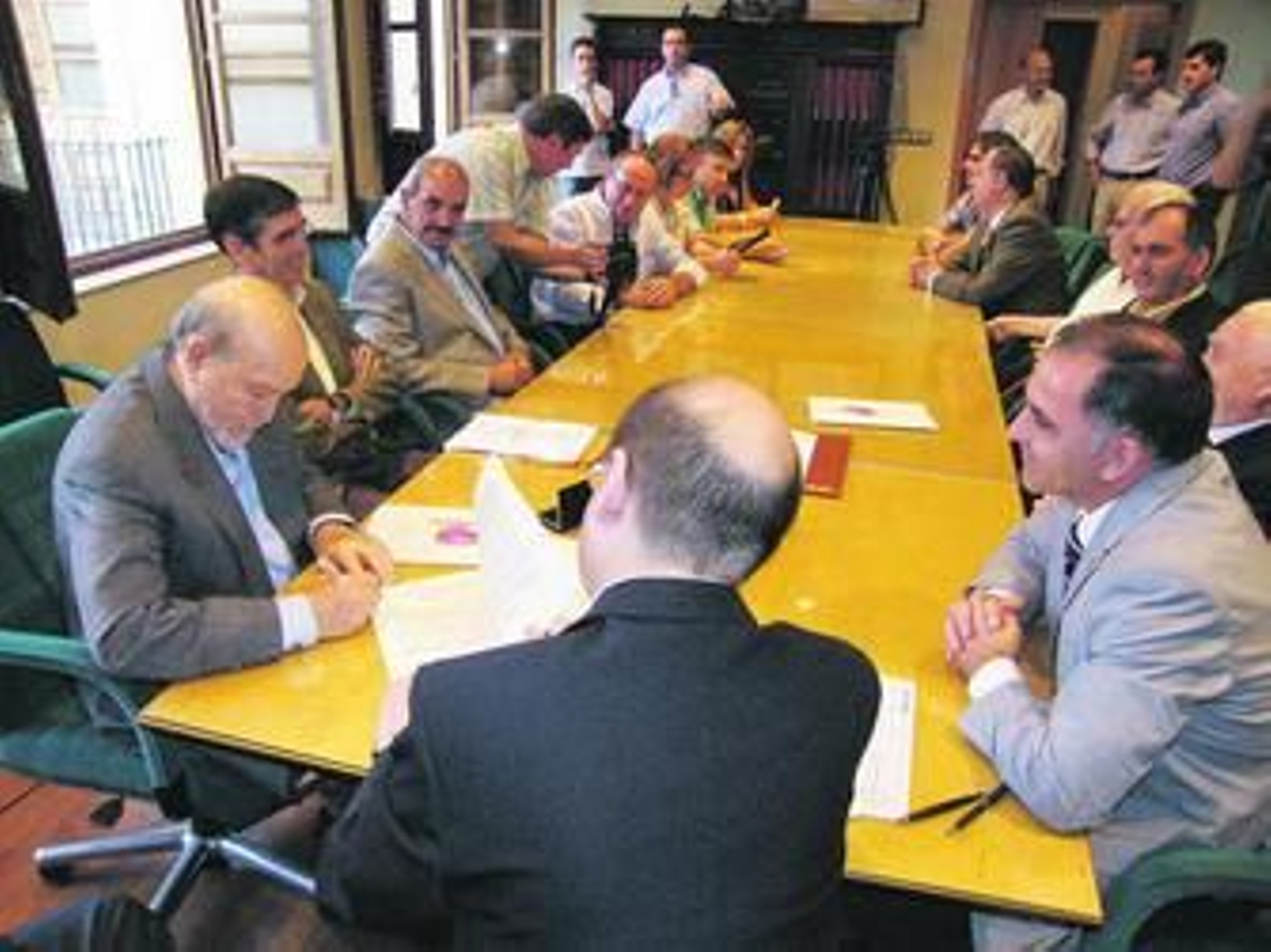 La firma del pintor en la sala de comisiones del Ayuntamiento de Guadix.