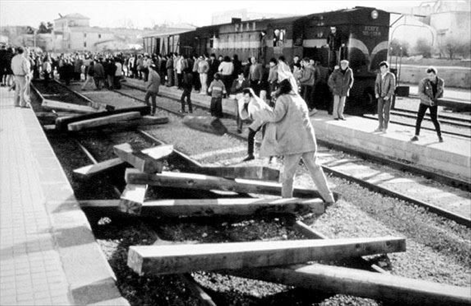 Uno de los últimos trenes que circuló en el 1985 por la estación de Baza
