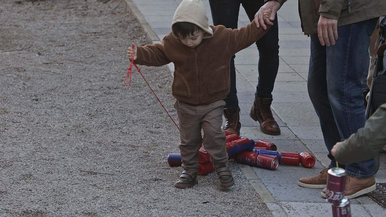 Un niño arrastra latas en Algeciras para llamar a los Reyes Magos.