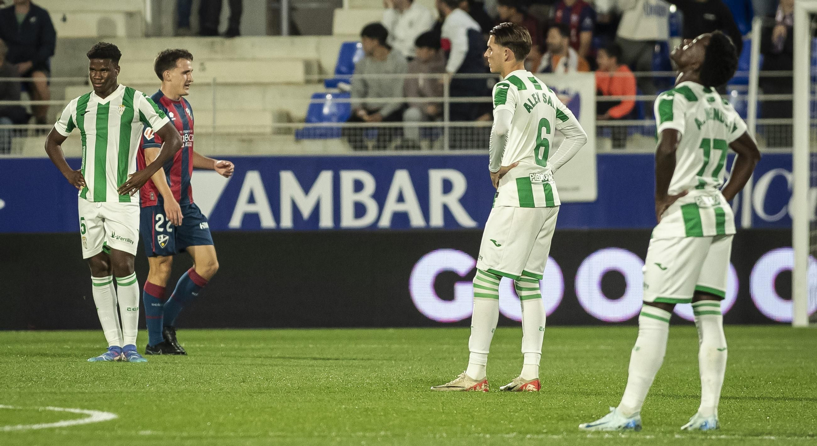 Marvel, Álex Sala y Adilson Mendes, abatidos tras recibir el 3-0 en el Huesca - Córdoba CF.
