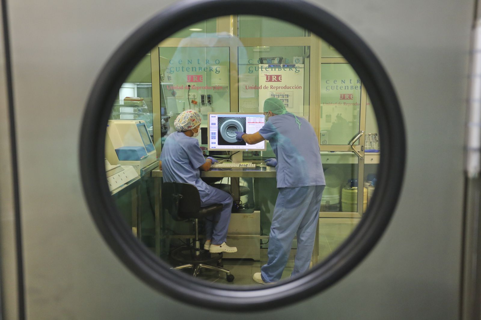 Dos profesionales trabajando en la Unidad de Reproducción del Centro Gutenberg.