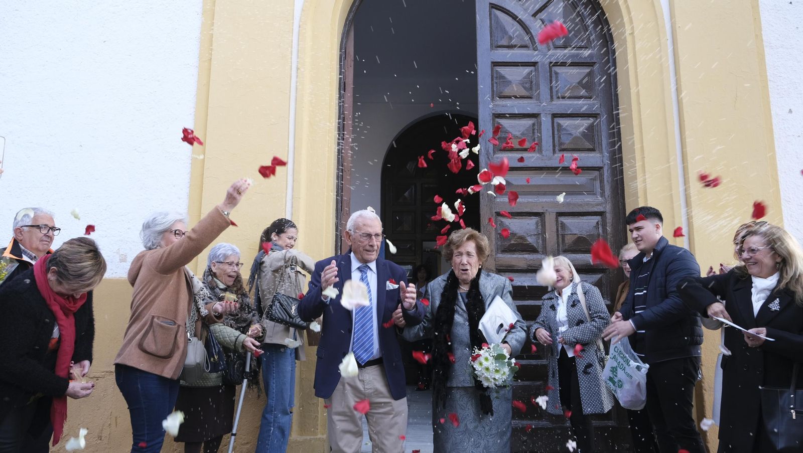 Brindis por 75 años de amor de Carmen y Roque, en imágenes