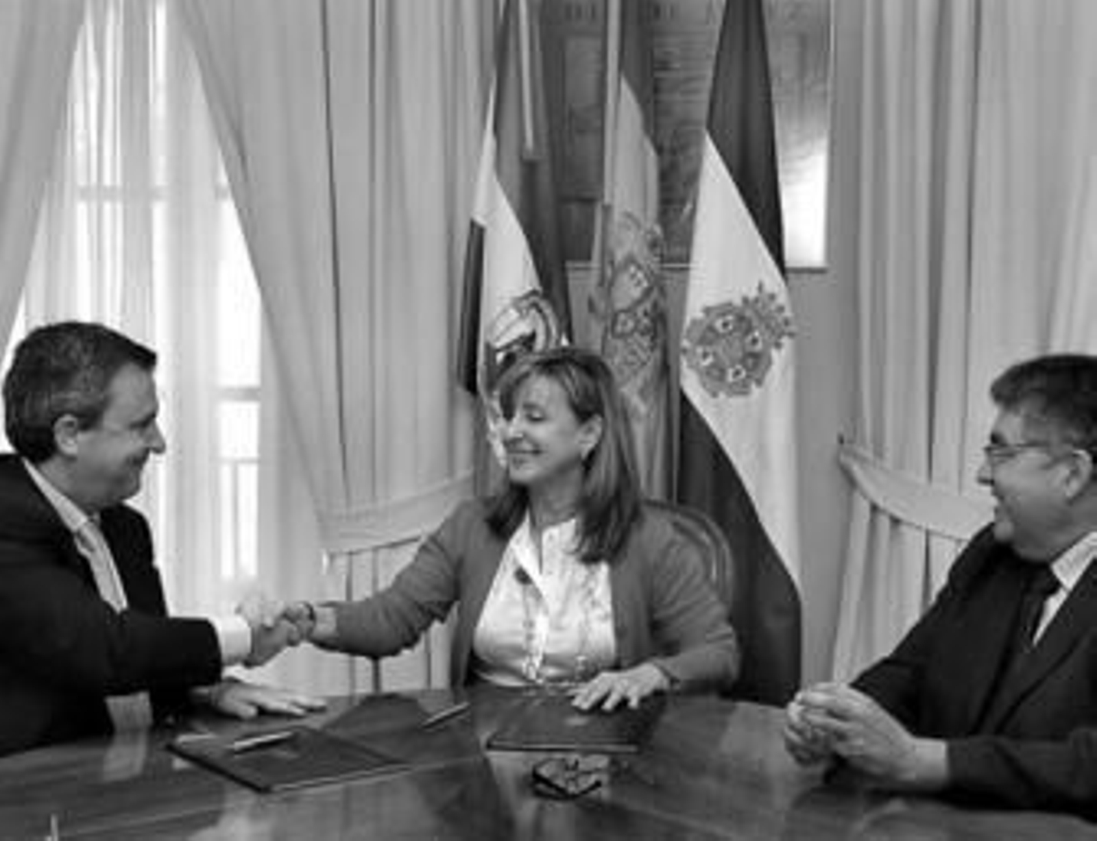 La alcaldesa y Pablo Recalde se estrechan la mano tras la firma ayer del acuerdo.