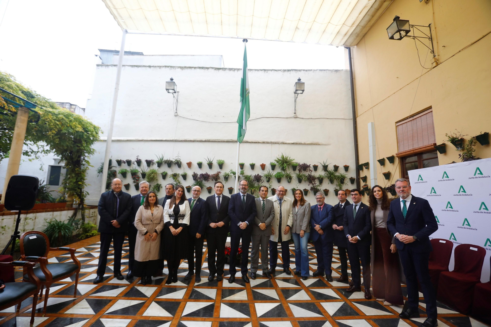El izado de la bandera de Andalucía en Córdoba por 4l 4-D, en imágenes