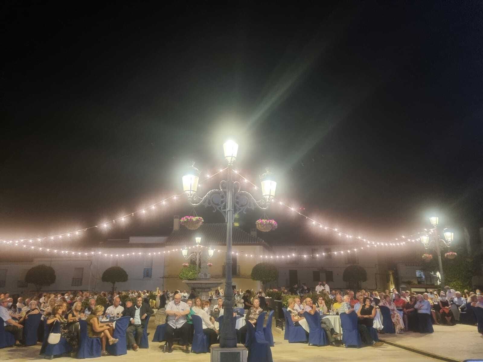 Otura inicia sus fiestas patronales con la tradicional cena para las personas mayores