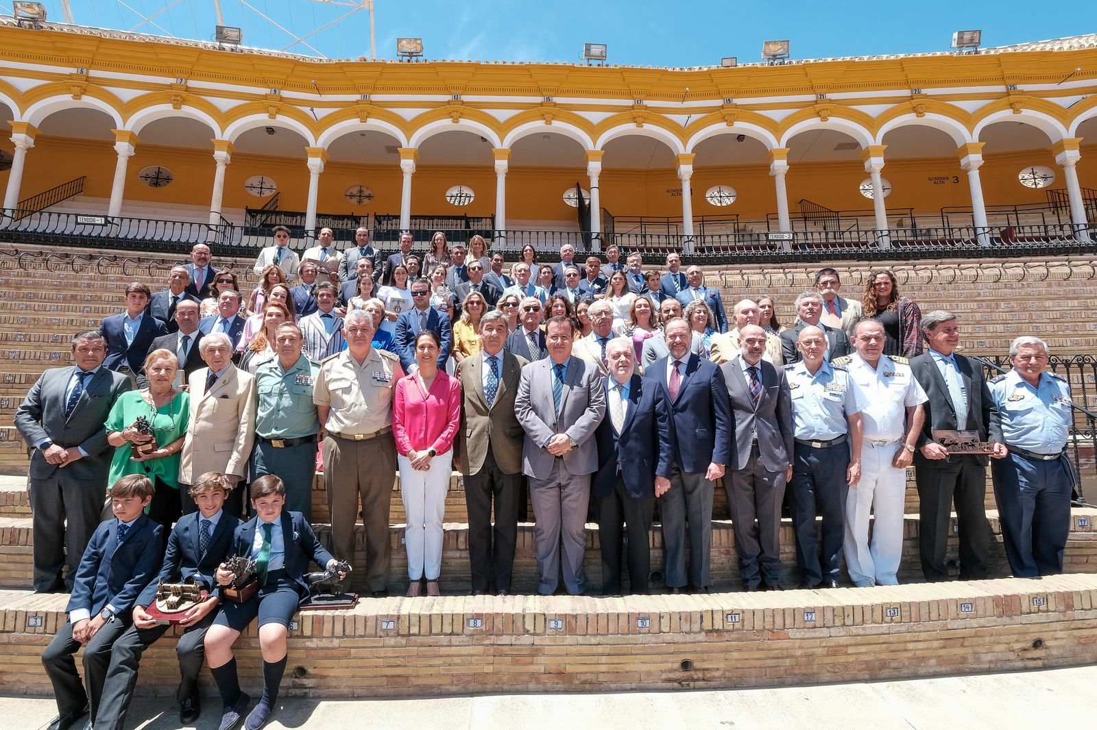 Foto de familia y autoridades del evento de entrega de trofeos de la XXXVI Exhibición de Enganches.