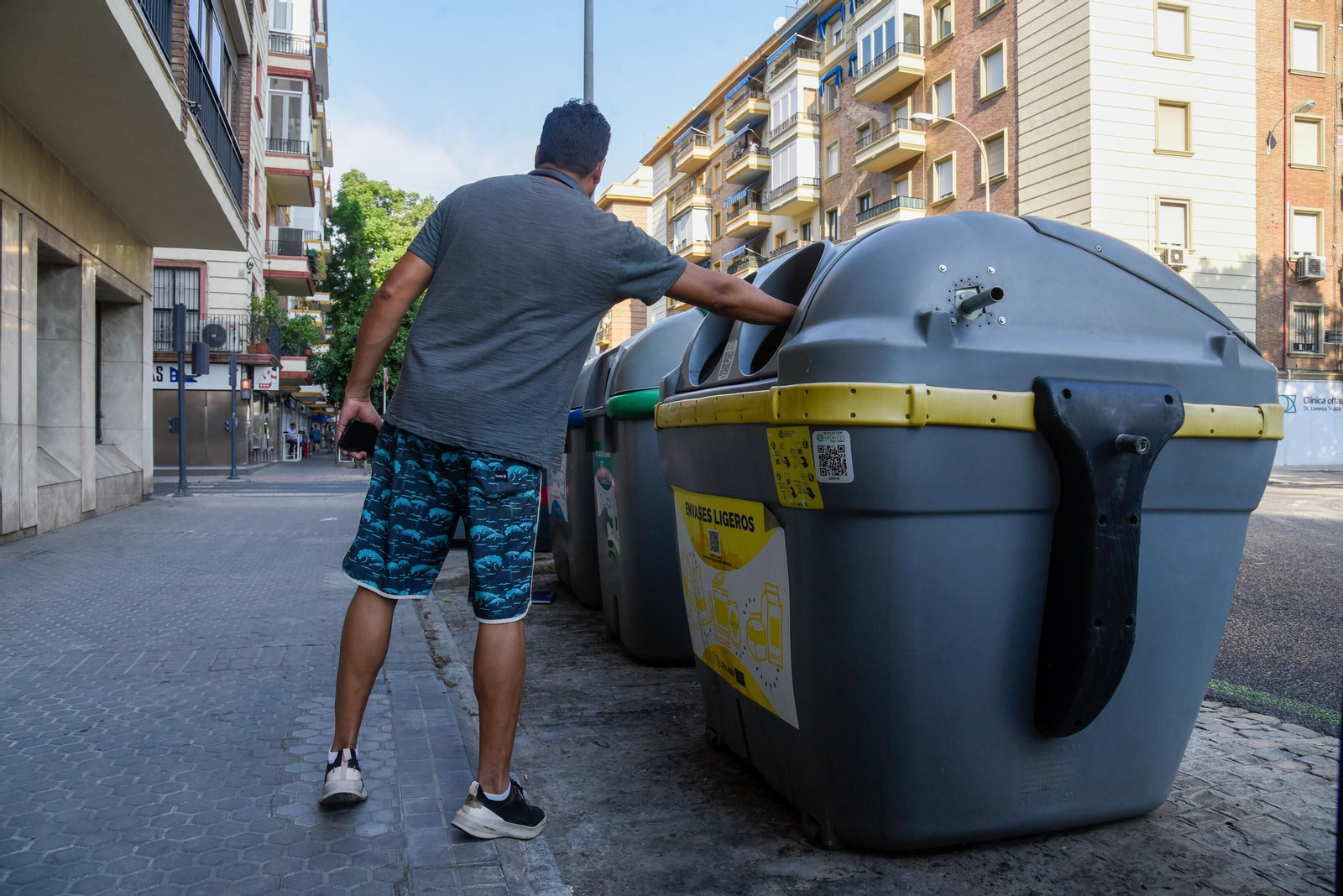Contenedores de basura en Los Remedios, que tendrá la tasa de residuos más alta.