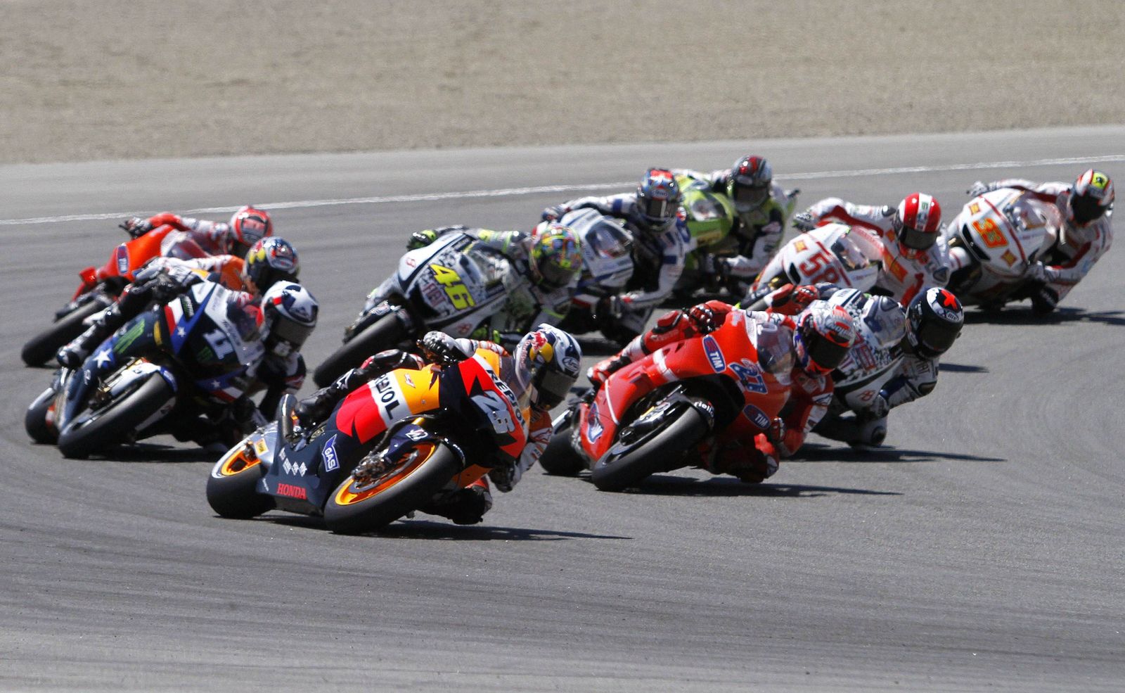 Dani Pedrosa, liderando el pelotón antes de su caída. 

Foto: DAVID ROYAL.