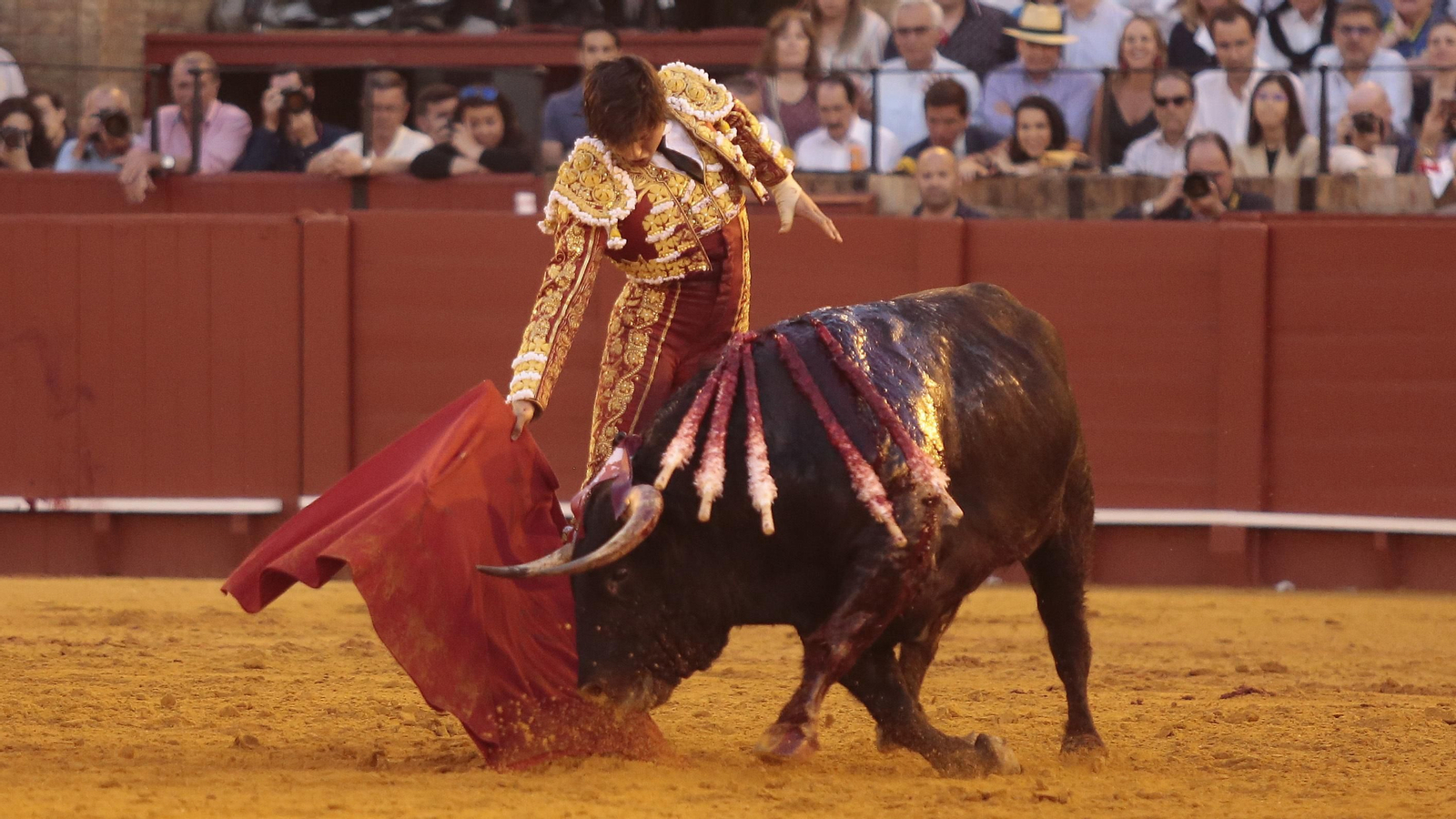 Las imágenes de la faena de Roca Rey al sexto de la tarde