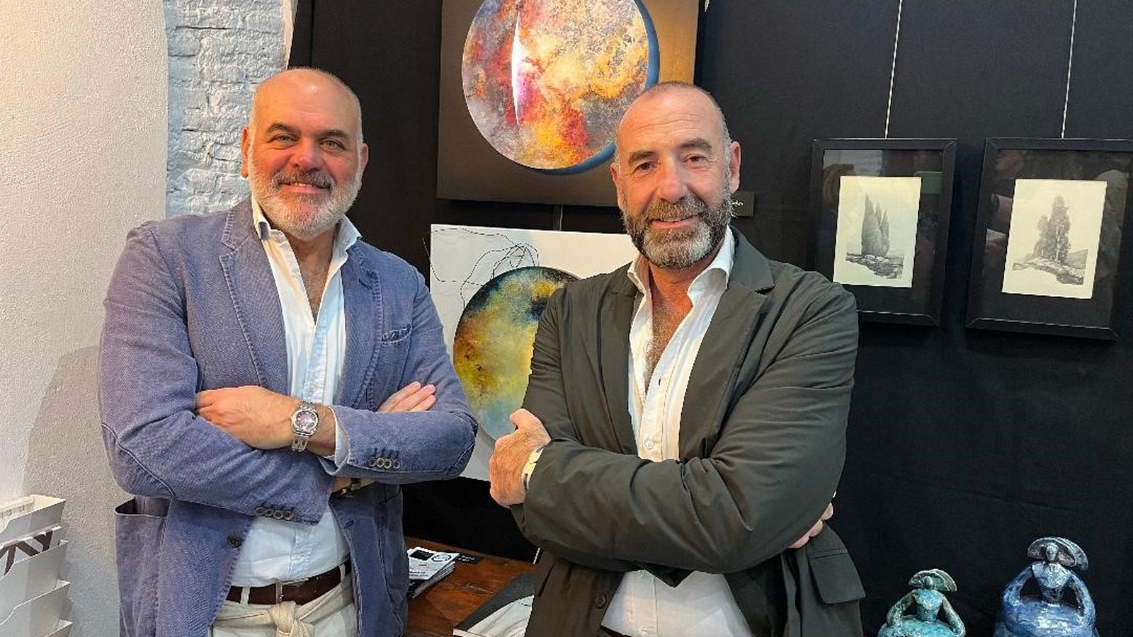 Pedro Sánchez, ante una de sus obras, con Francisco Sánchez.