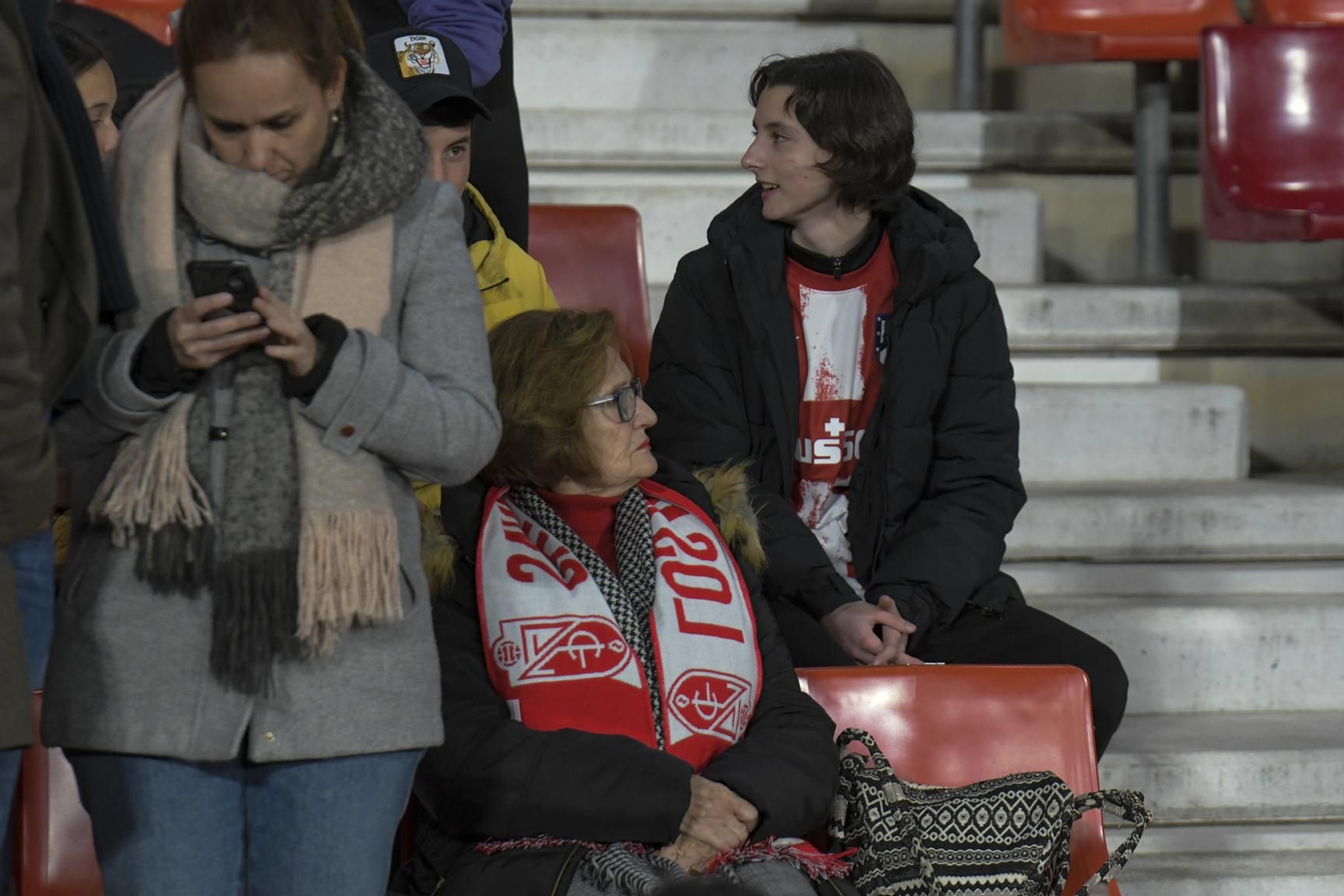 El ambiente en Los Cármenes en el duelo copero entre el Granada CF y el Atlético de Madrid