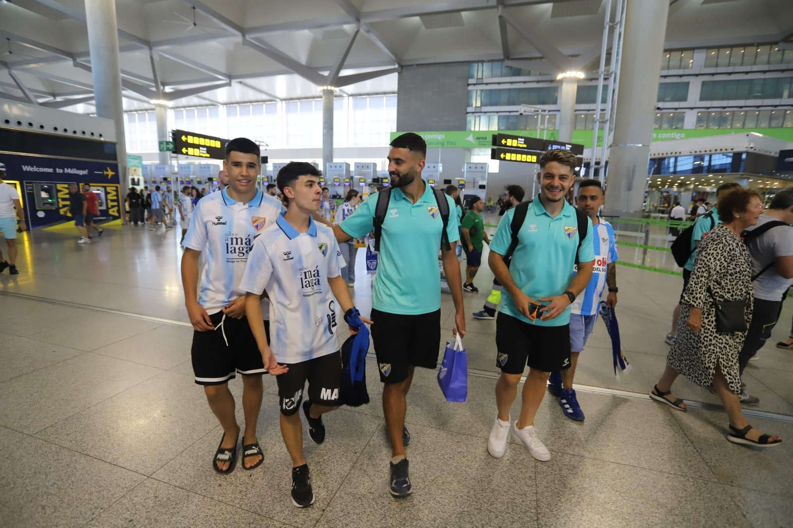 Las fotos de la afición despidiendo al Málaga en el aeropuerto