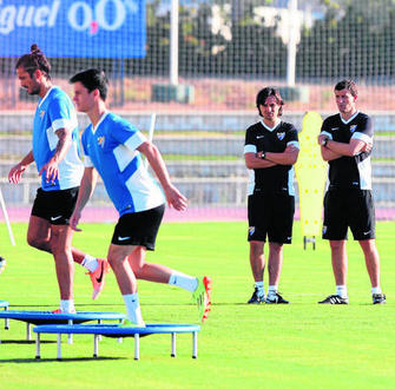 Javi Gracia contempla junto a su ayudante Ibán Andrés el ejercicio de Juanpi y Angeleri en el Ciudad de Málaga.