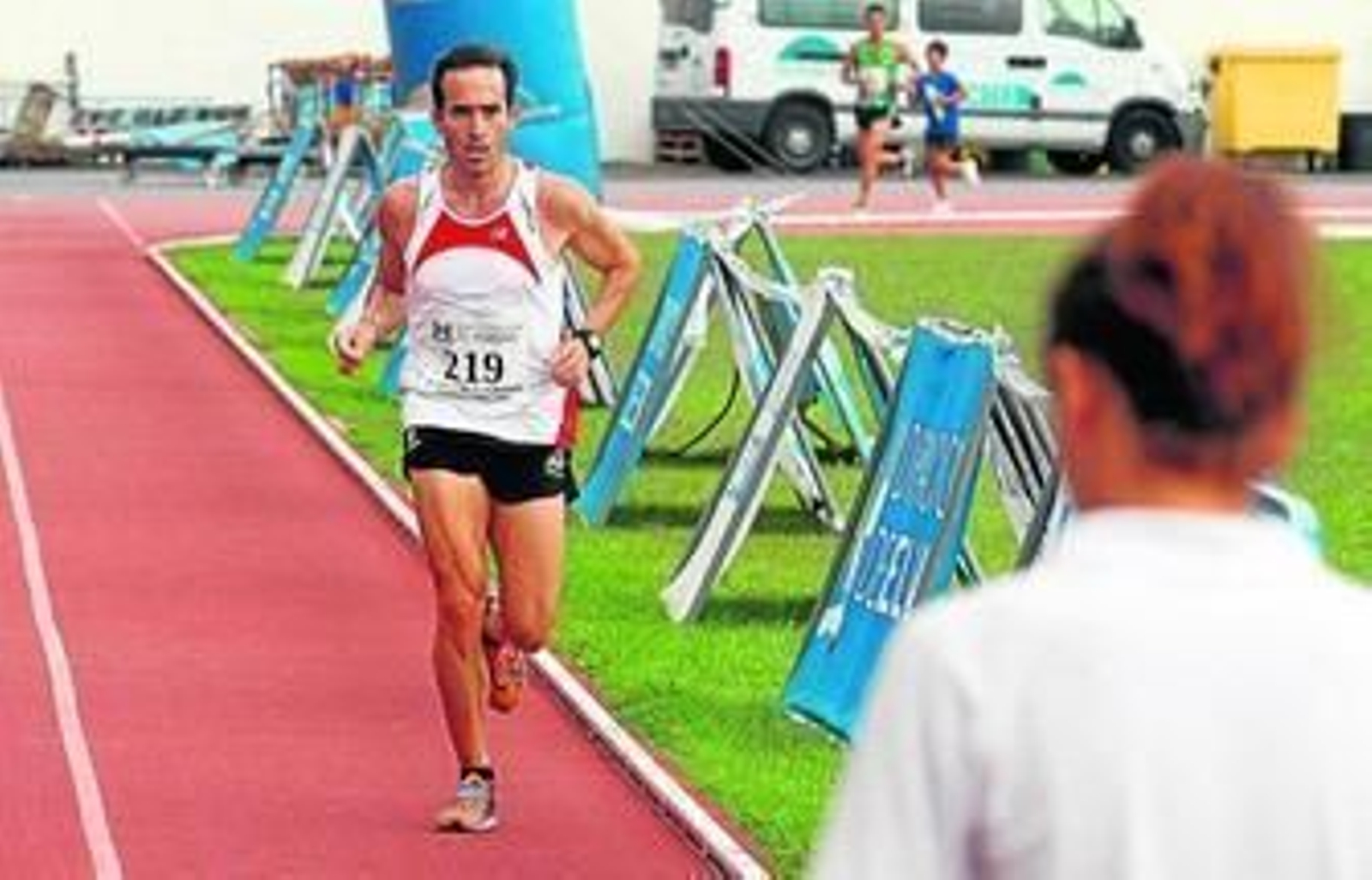 José Luis Ferrer, vencedor absoluto, entrando en meta.
