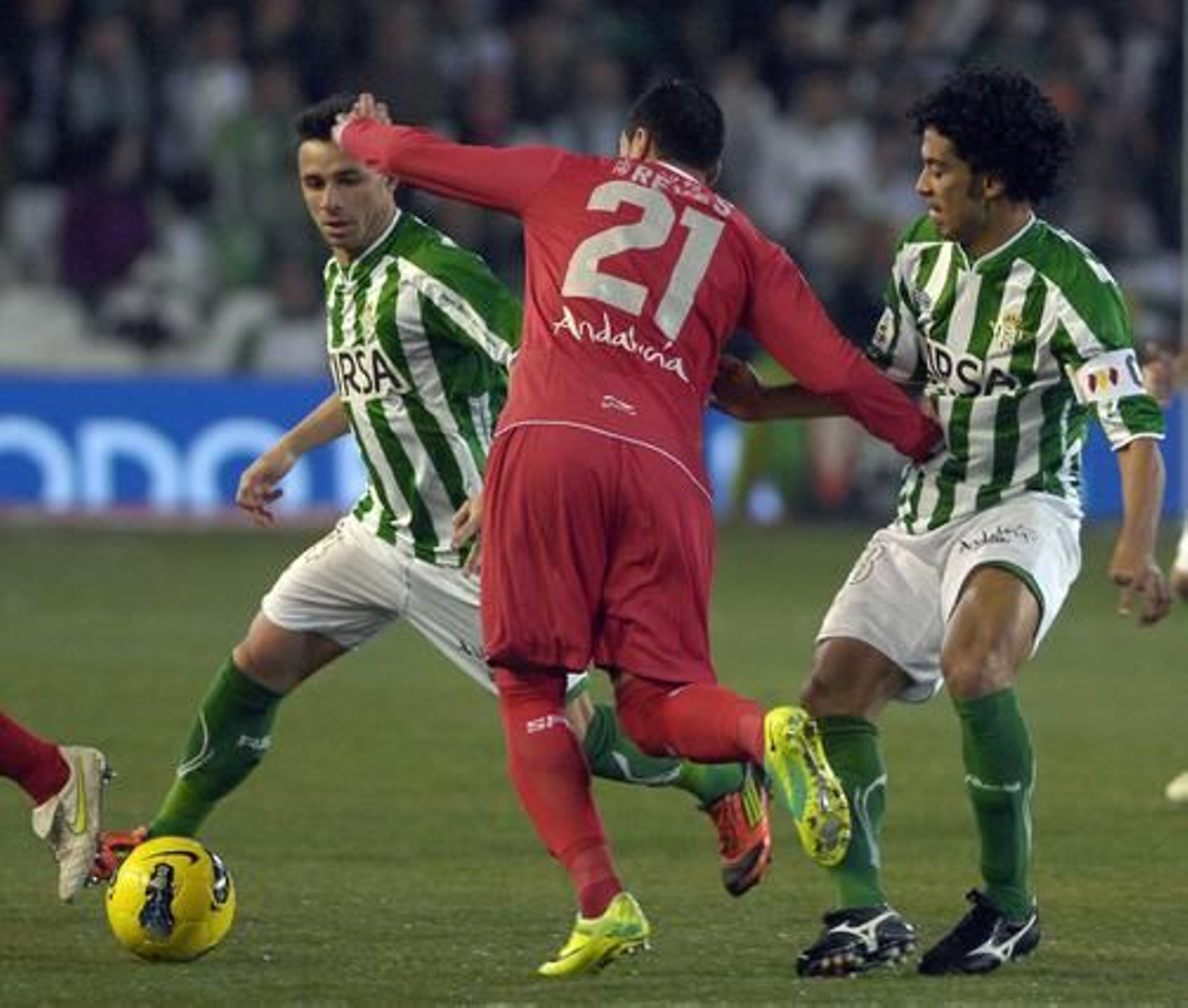 Betis y Sevilla empatan en el Benito Villamarín (1-1). / Manuel Gómez