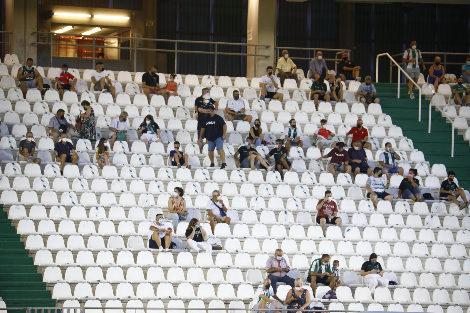 Varios aficionados, durante un partido de pretemporada.