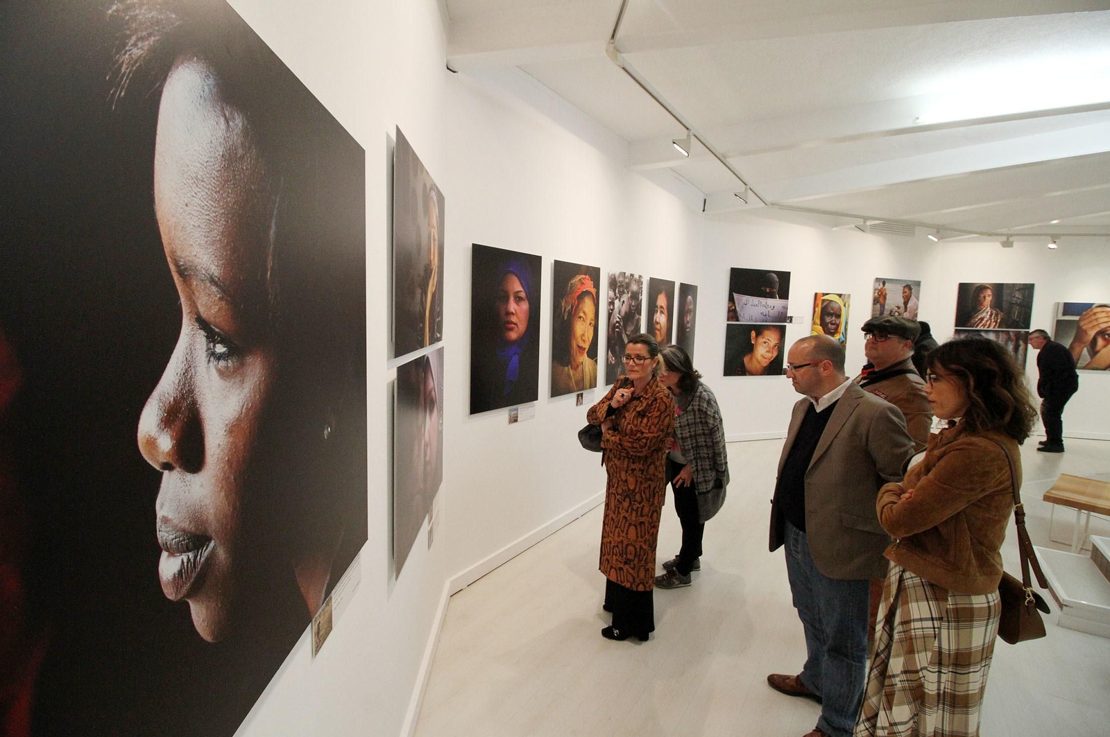 Latitudes. Exposición de Francisco Magallón "Mujer: Todos Somos Una", en imágenes