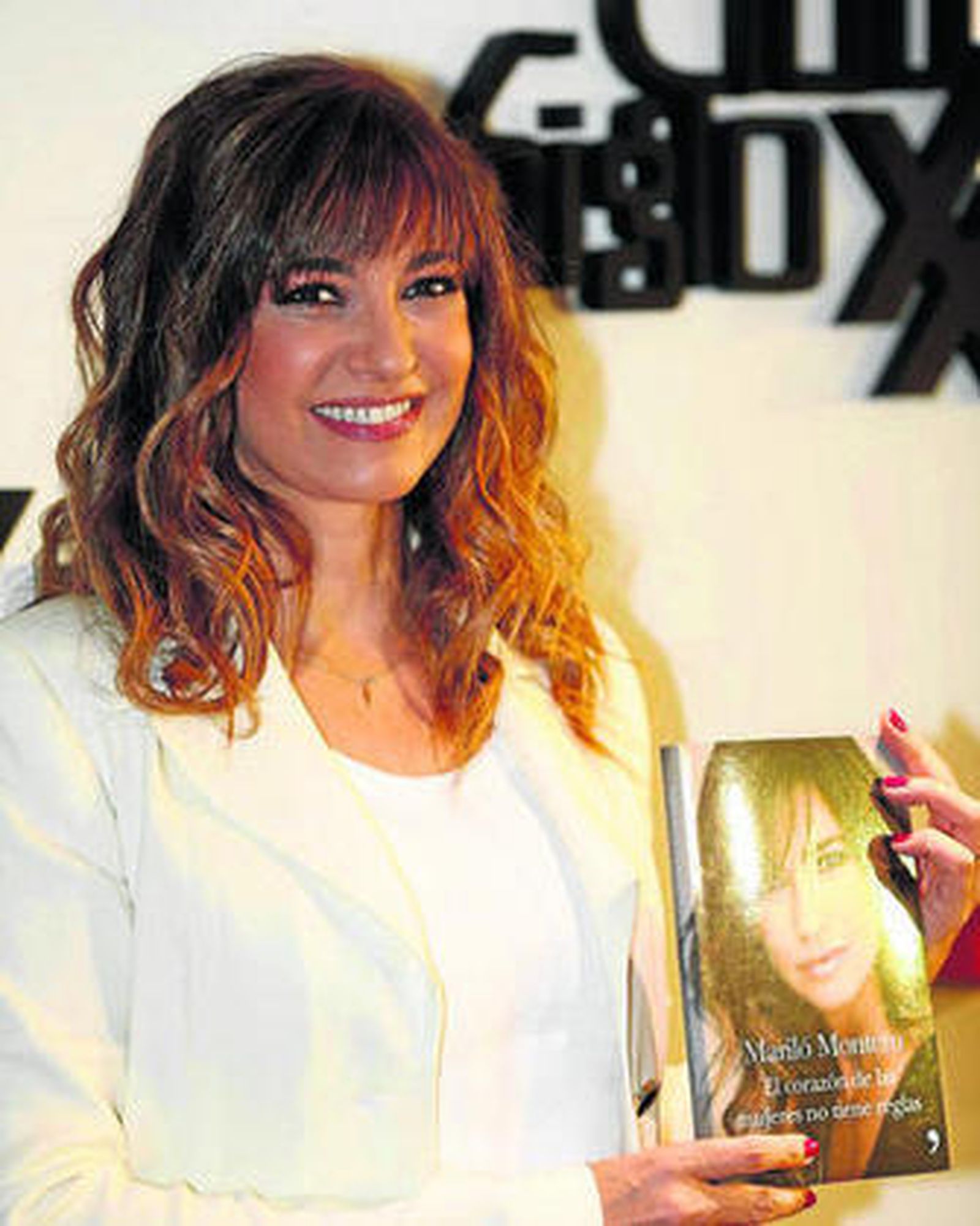 La presentadora de La 1 posa orgullosa con su último libro durante el acto celebrado ayer.