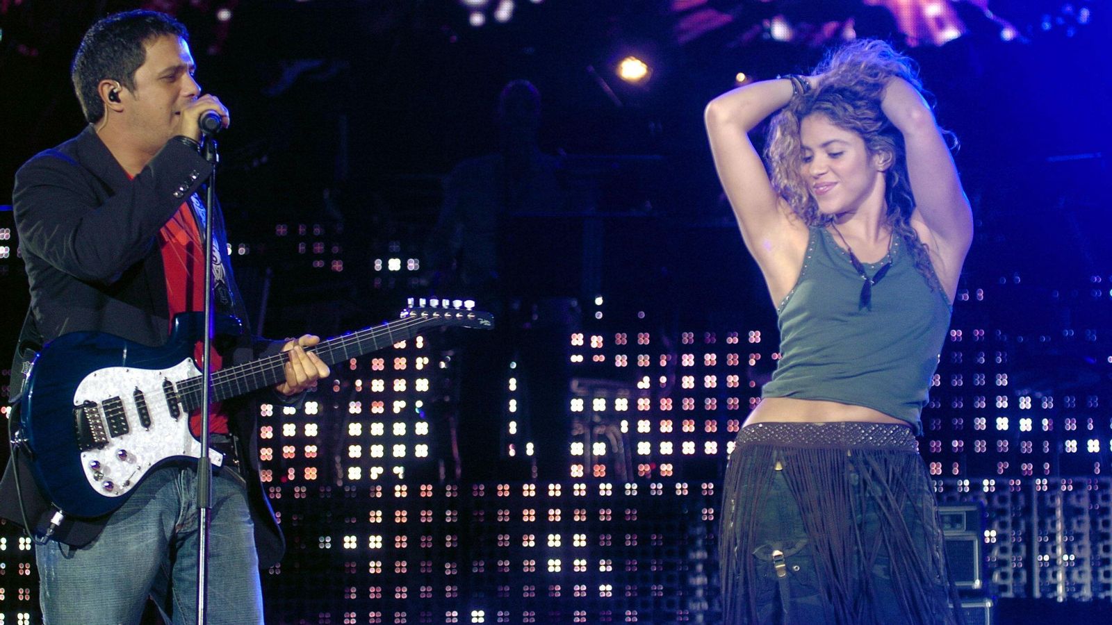 Imagen de Alejandro Sanz y Shakira durante un concierto mientras interpretan 'La Tortura'