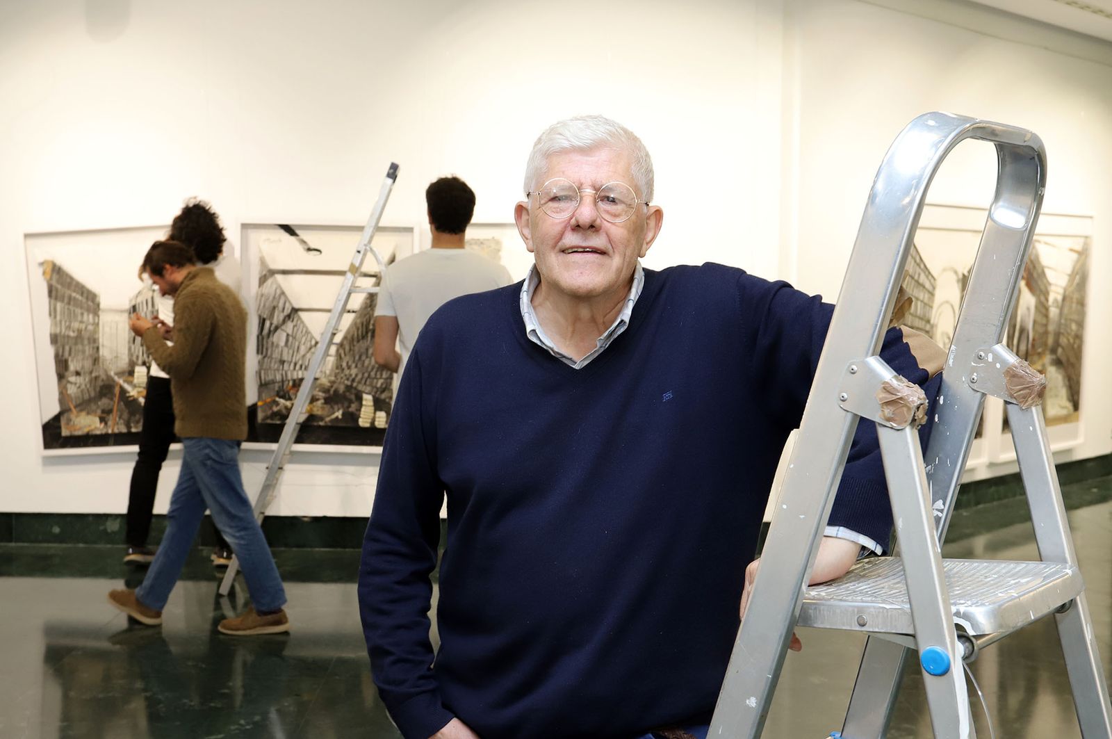 El artista Juan Carlos Castro Crespo durante el montaje de una exposición en la Caja Rural del Sur en 2019