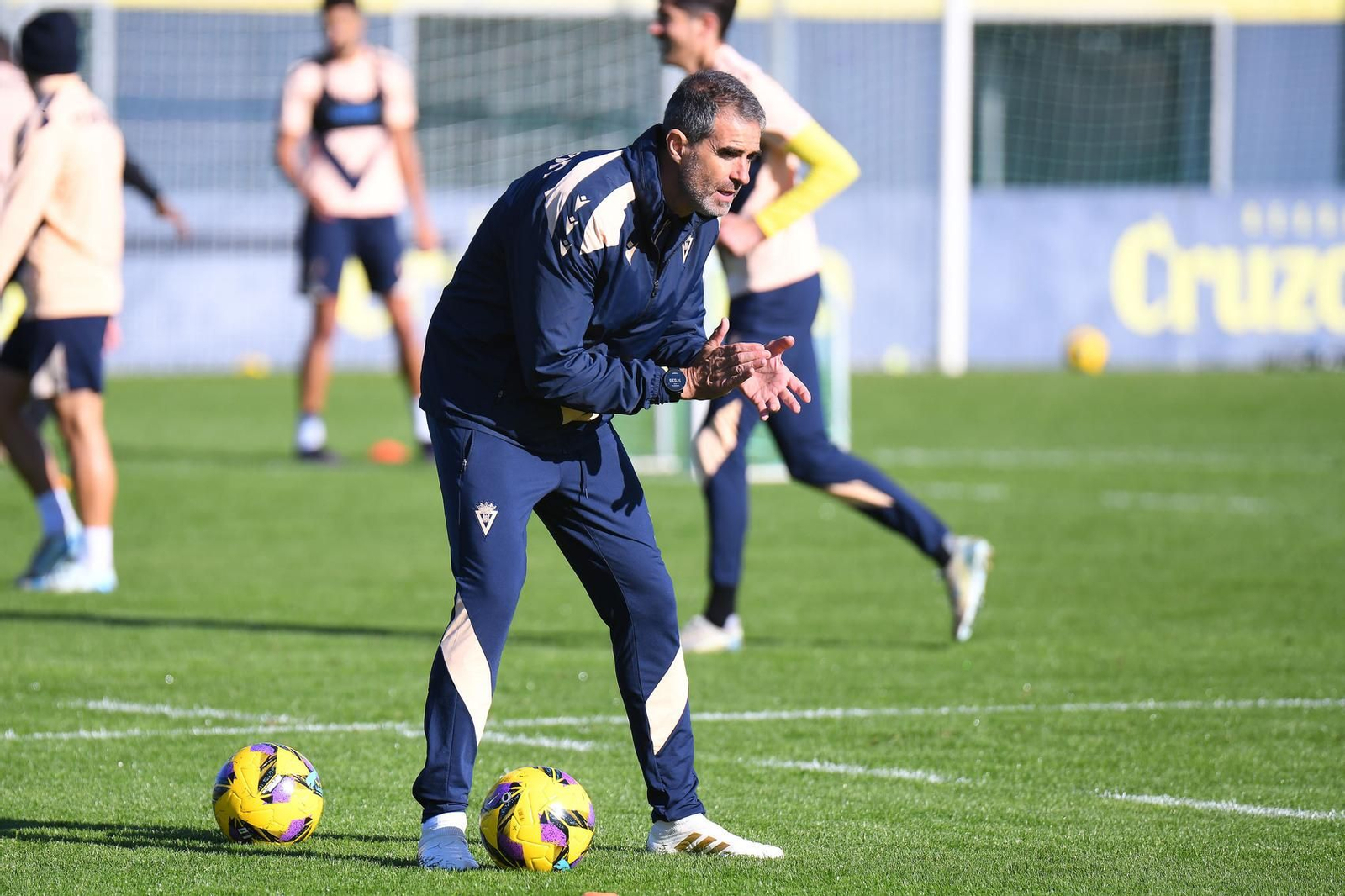 Gaizka Garitano anima a sus pupilos en el último entreno de la semana. Gaizka Garitano anima a sus pupilos en el último entreno de la semana.
